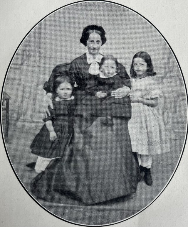 Bild 4: Foto von Ulrike Henschke mit ihren drei Töchtern. DAs jüngste Kind ist ein bis zwei Jahre alt, daher ist das Foto um 1866 entstanden (Quelle (1), Fotograf unbekannt, gemeinfrei).